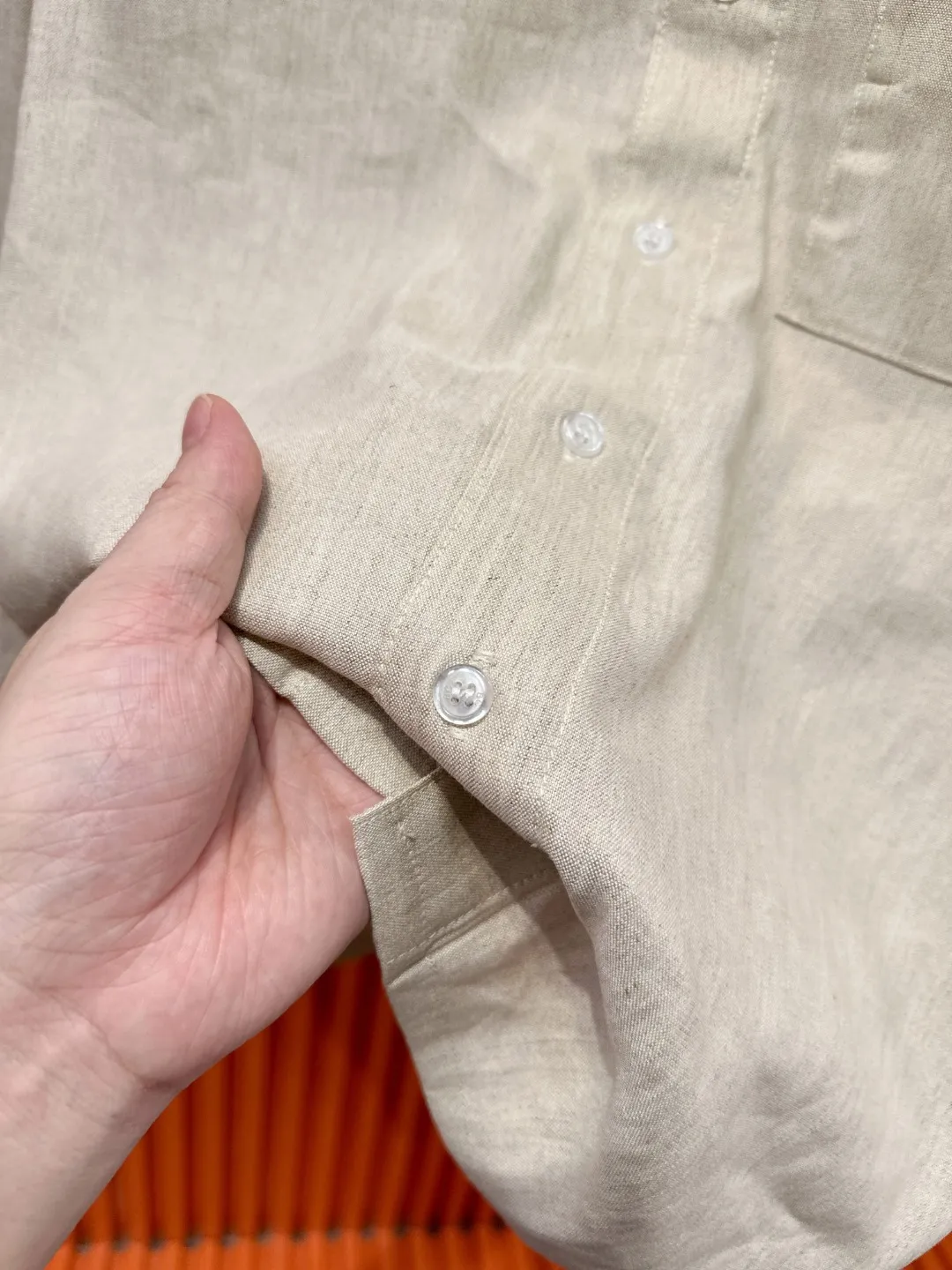 LORO PIANA Loro Piana LP slightly wide version S-XL (the suit does not come apart, 💯Tencel linen) 26SS Loro piana autumn and winter models are hotly shipped | Exclusively customized official website counter Same Style LP🌟casual suit·Old money style Middle Eastern Tencel linen fabric, top shirt👔chest pocket logo🪡embroidery Pants👖Logo🪡 embroidered, 100% Tencel linen, soft to the touch and not easily deformed, anti-pilling technology, extremely comfortable on the upper body, solid color lapel shirt👔Pants👖, solid color ribbed edges full of details. The simple version is not flattering to the body shape, and the original fabrics are standard. The skin-friendly and breathable texture is suitable for all daily scenes. It can be switched between commuting and leisure with one click. It shows high-end taste in a low-key manner, and provides comfort and style throughout autumn and winter. The inner hemming is evenly and meticulously routed, and the texture and texture are super soft. It is very light and soft, and feels extremely delicate and silky. The finer the yarn, the harder it is to work, and it is very time-consuming and material-consuming. It is a super rare product. The particularity of the fabric of each piece of clothing makes it silky soft and smooth. The unique embroidery pattern on the chest, you can feel its softness and smoothness when it comes into contact with the skin! The overall design is simple and grand, continuing Classic. The calm and elegant Classic color scheme naturally exudes a casual, elegant and sophisticated style, highlighting the style of a major manufacturer. Fabric, quite wide and comfortable. Delicate, easy to wear, dry, breathable and non-stick. The texture is light and there is no pressure on the upper body, as if it can breathe. Whether it is wiring, cutting or hardware configuration, it is the highest level of craftsmanship. Every detail is meticulous and quite elegant! The minimalist style structure is grand, natural, and highly recognizable. The upper body will never go wrong with the matching performance, and there is no doubt about it! Color: Linen Gray Size: M-3XL Size charti: Top size chart: M: Shoulder width 52-bust 54-dress length 69 L: Shoulder width 54-chest 56-dress length 71 Pants size chart: M: Seat circumference 107 - Waist circumference 78 - Panty length 103 L: Seat circumference 111 - Waist circumference 82 - Panty length 105